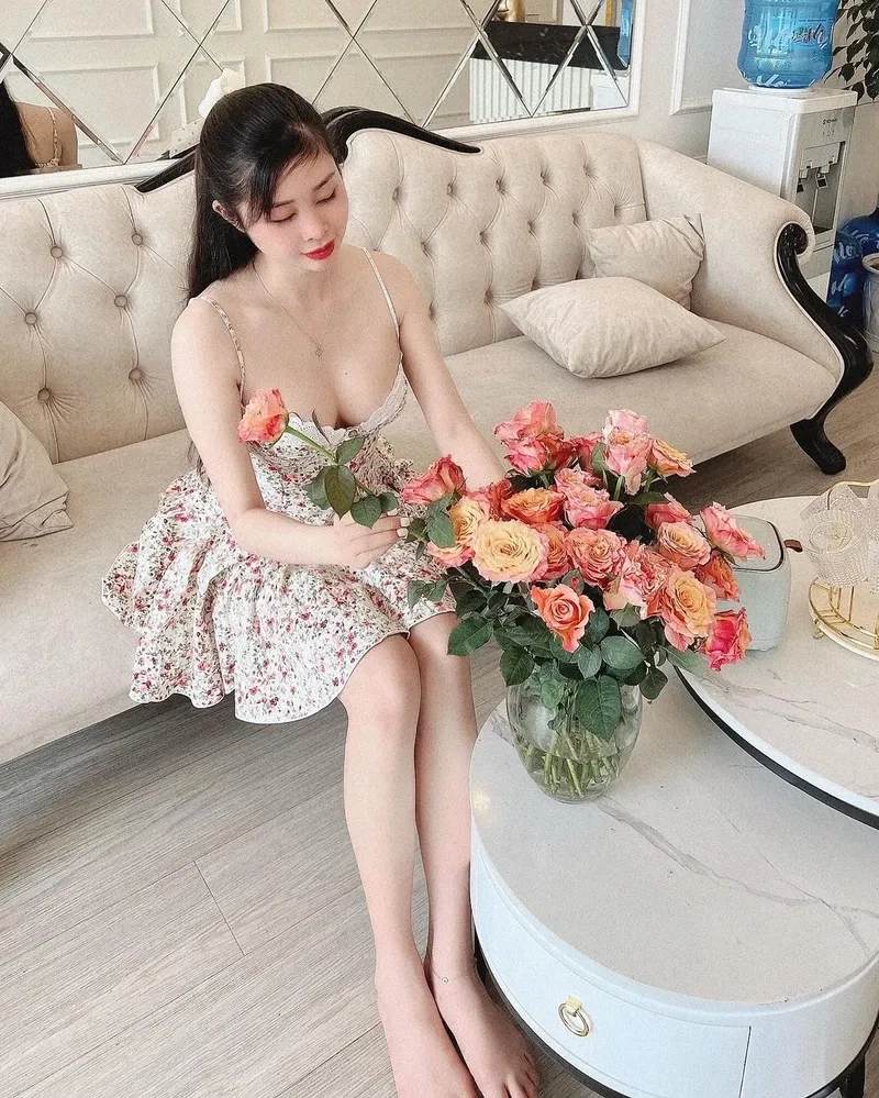 Ảnh gái chụp dáng trước gương thể hiện phong cách tự nhiên