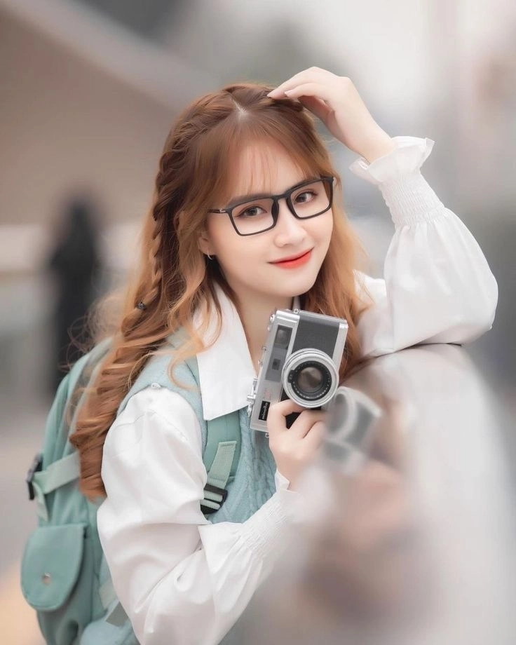 Ảnh gái xinh đeo mắt kính tóc ngắn tạo nên vẻ đẹp tự nhiên