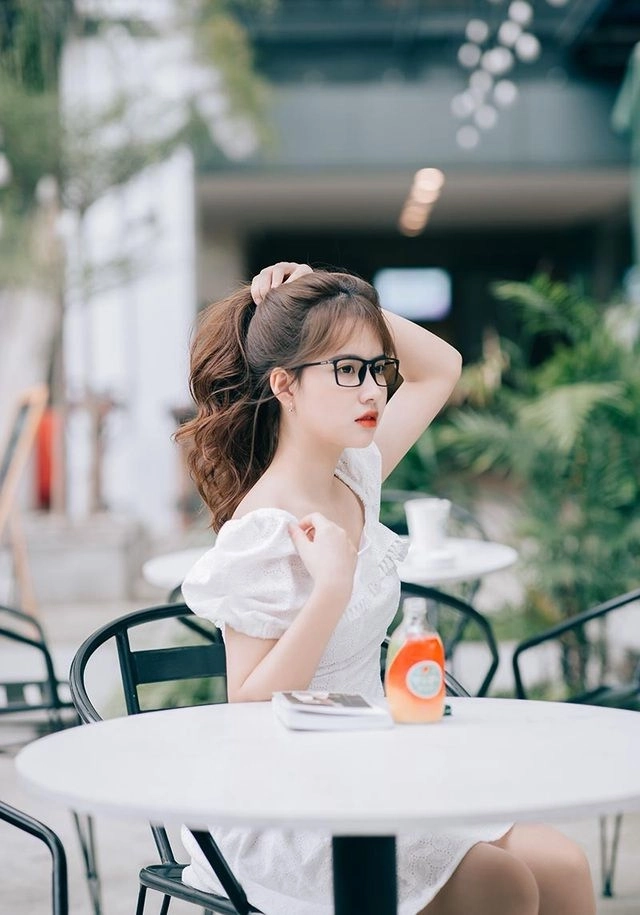 Ảnh mạng gái xinh tóc ngắn đeo kính với ánh sáng hài hòa