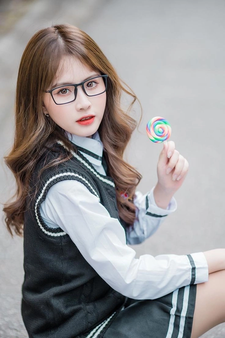 Gái xinh tóc dài đeo kính cute mang đến cảm giác đáng yêu