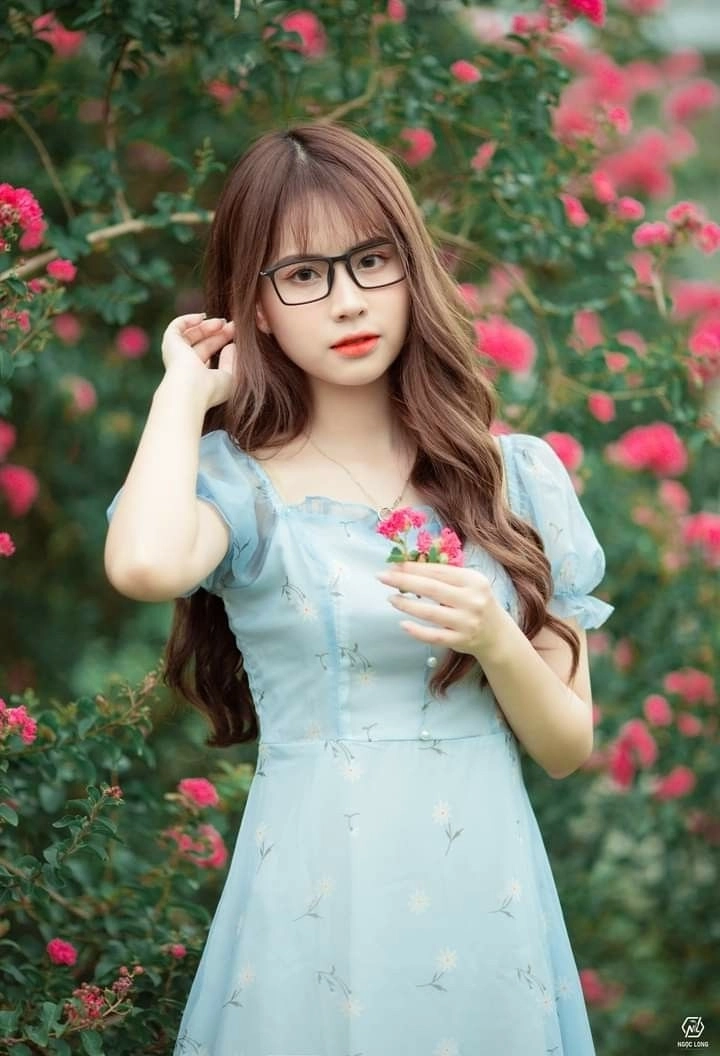 Gái xinh tóc dài đeo kính ngầu với phong thái cá tính và mạnh mẽ