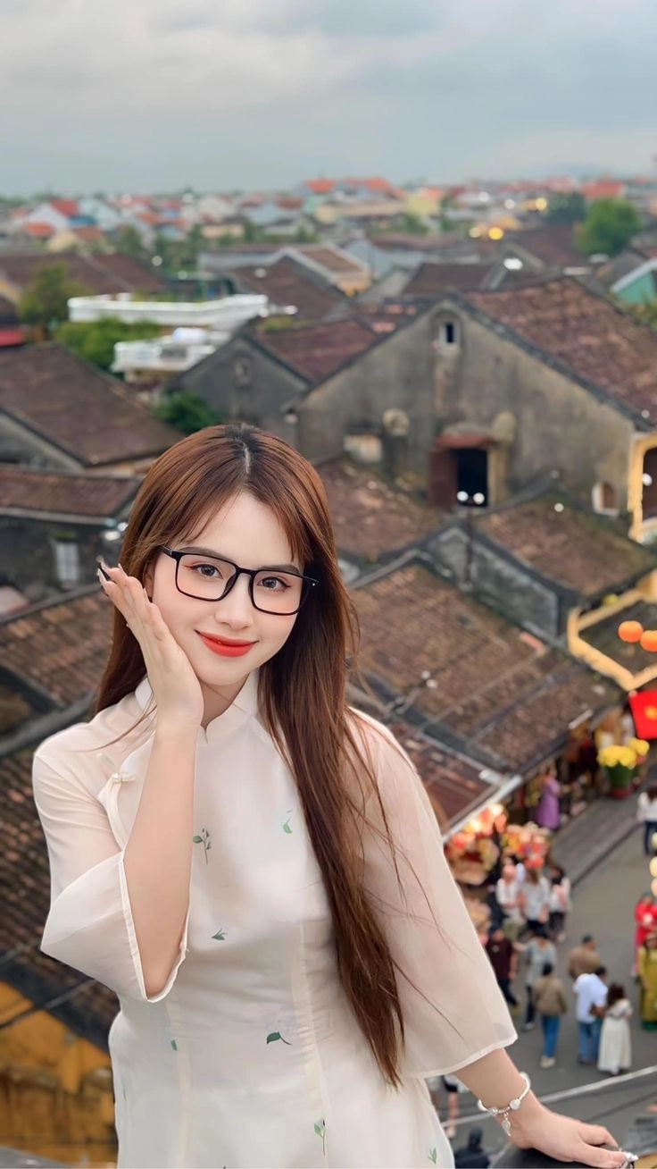 Gái xinh đeo kính tóc dài với nét đẹp dịu dàng và ấn tượng