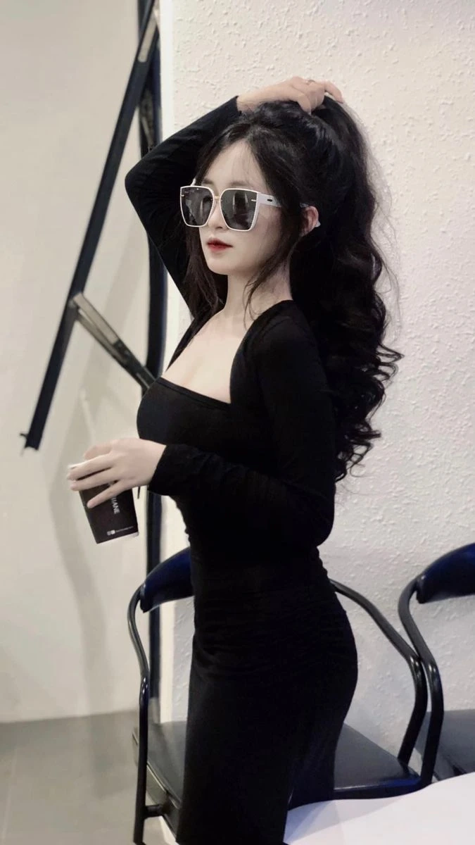 Hình gái xinh đeo mắt kính tóc dài che mặt mang lại nét bí ẩn