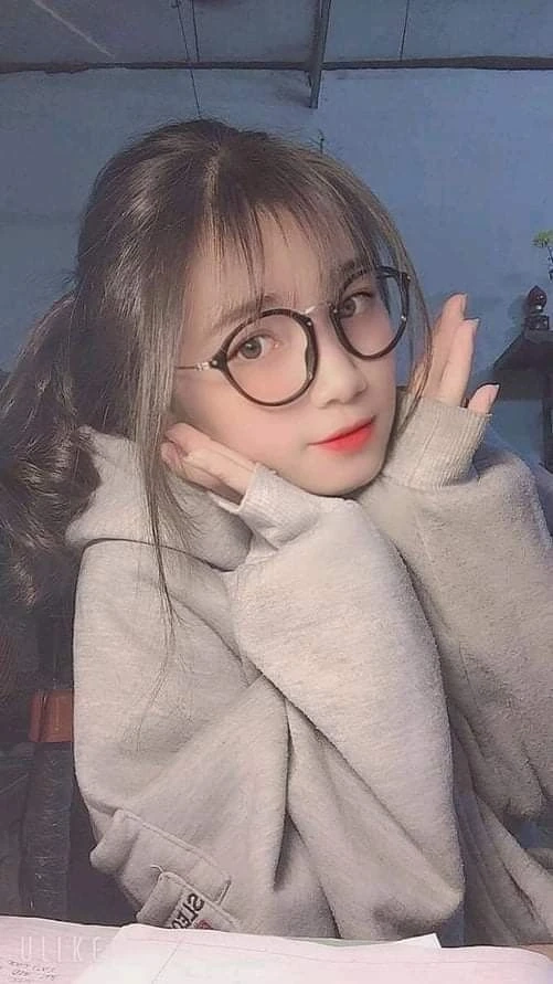 Gái cute đeo kính mang lại cảm giác tươi mới và ngộ nghĩnh