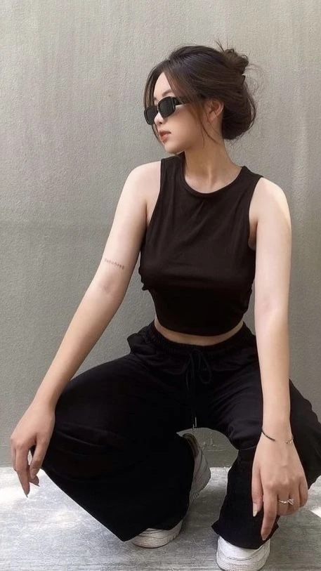 Gái xinh cute đeo kính với nụ cười rạng rỡ và biểu cảm tự nhiên