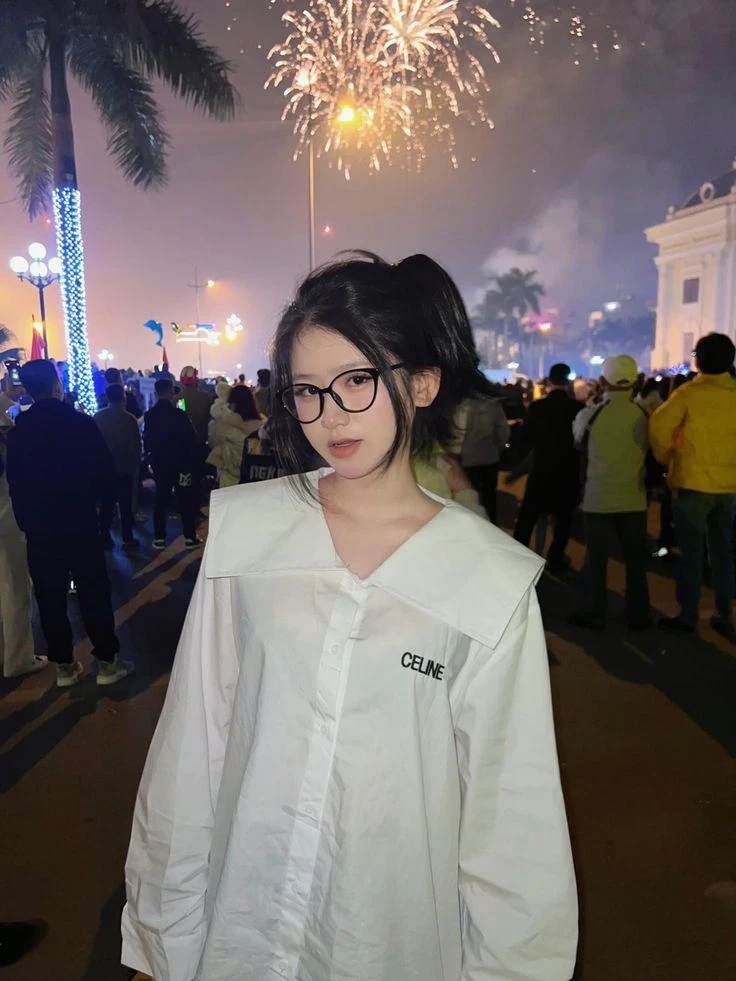 Hình gái đeo kính ghi lại nét đẹp tự nhiên và trẻ trung