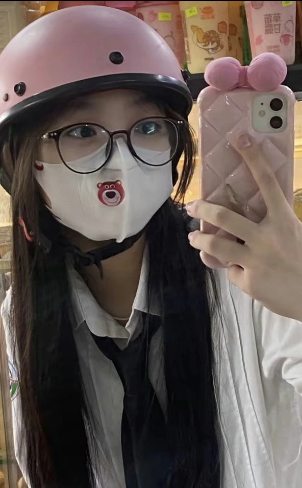 Con gái cute ảnh gái xinh tóc ngắn đeo kính với nụ cười tươi
