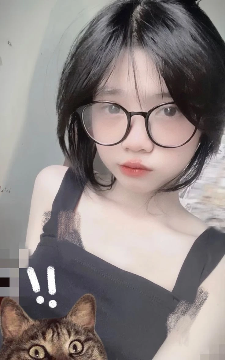 Hình ảnh gái xinh đeo mắt kính tóc ngắn mang lại sự gần gũi
