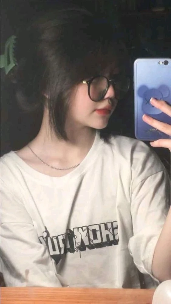 Ảnh gái xinh tóc ngắn đeo kính cute mang đến sự tươi mới