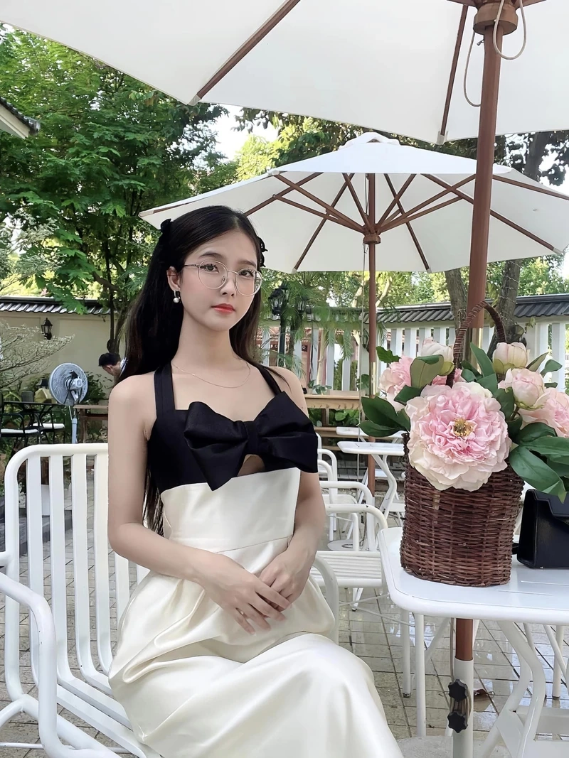 Hình mạng gái thể hiện sự tự nhiên và đáng yêu qua góc chụp