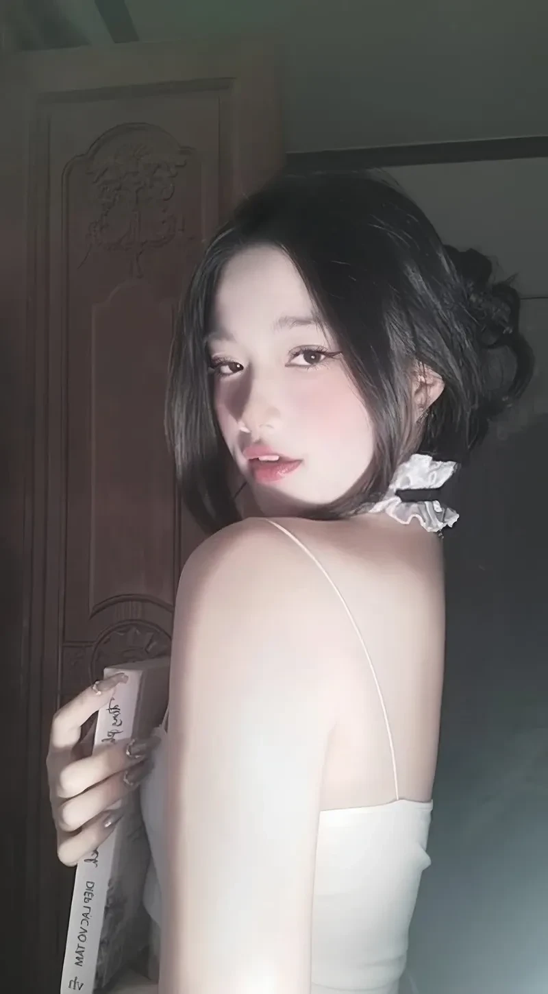 Ảnh mạng gái xinh tóc ngang vai với góc chụp tự nhiên