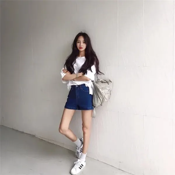 Ảnh con gái chụp trước gương ghi lại sự tinh tế và thu hút