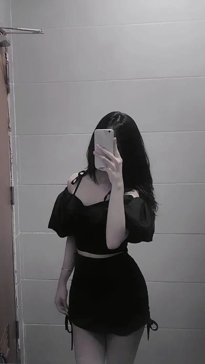 Chụp trước gương che mặt nữ tạo nét cá tính và ấn tượng