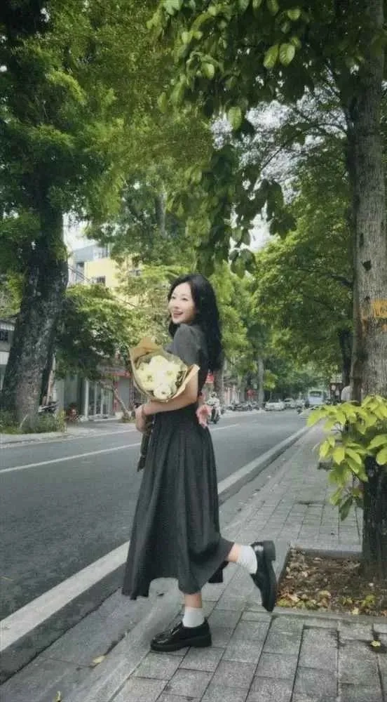 Hình gái chụp trước gương thể hiện sự trẻ trung và gần gũi