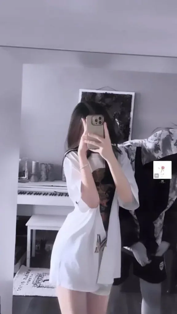 Ảnh mạng chụp dáng che mặt thể hiện phong thái nhẹ nhàng