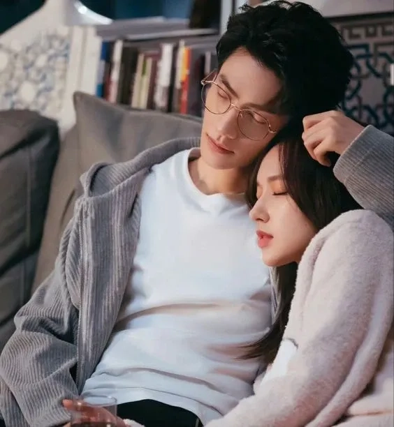 Hình ảnh ôm người yêu đáng yêu, tạo cảm giác ấm áp và ngọt ngào