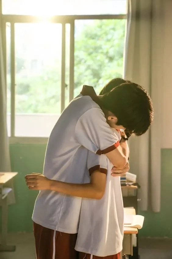 Tải hình nền ôm nhau, tạo không gian lãng mạn và yêu thương