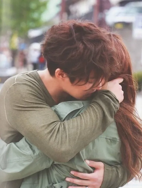 Tải ảnh ôm gái dễ thương, tạo cảm giác ấm áp và lãng mạn