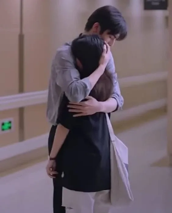 Hình nền ôm gái cho máy tính, đầy cảm xúc và dễ mến