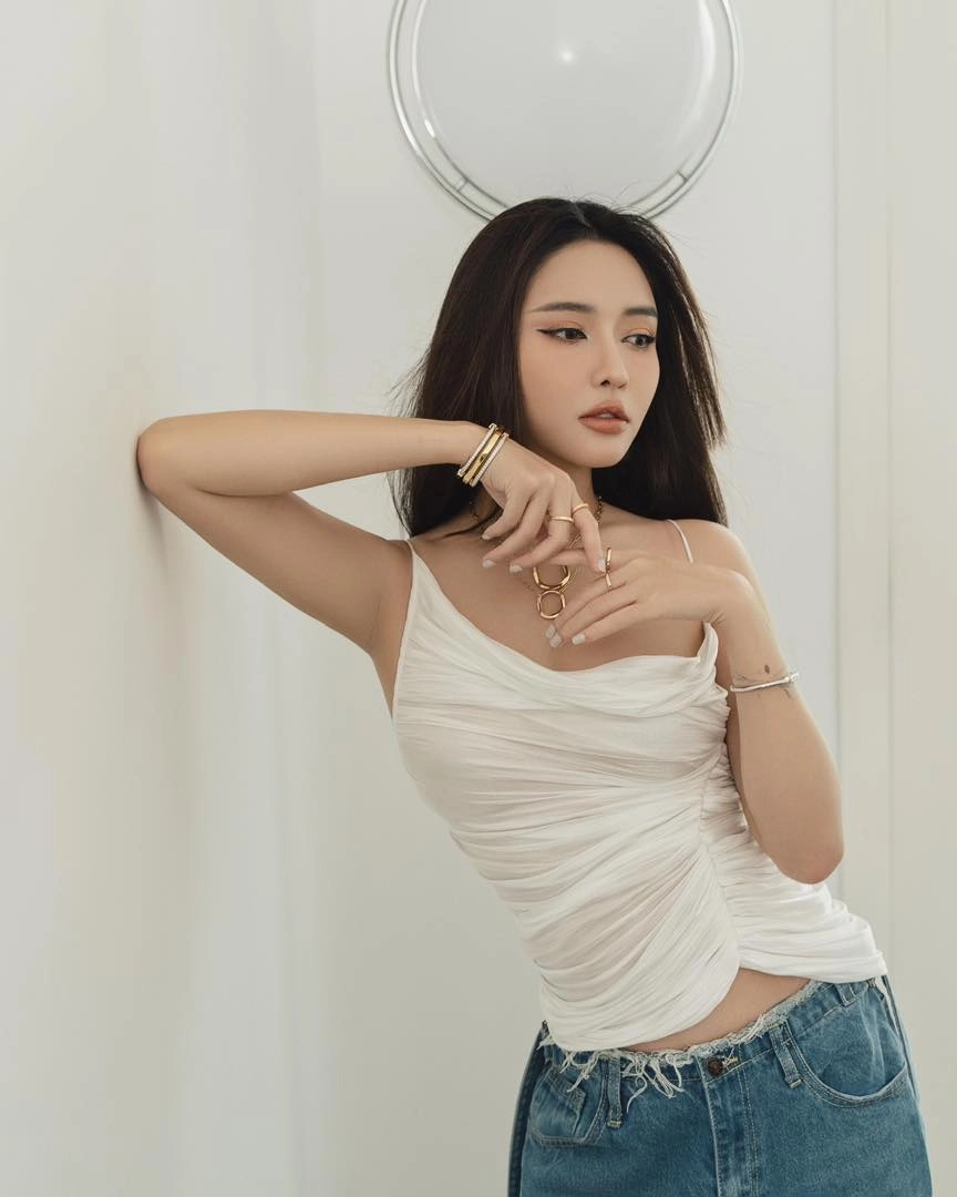 Chuyện cũ bỏ qua ca nhạc của Bích Phương là bài hát đầy xúc động