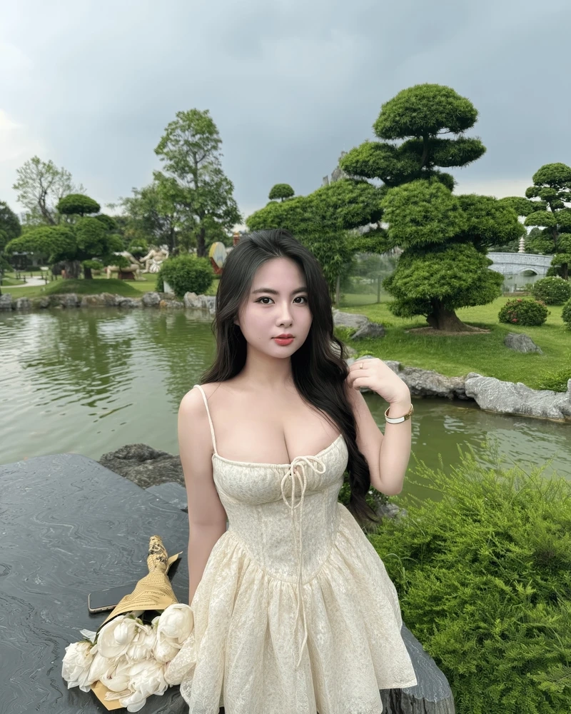 Hot girl châu Á với nét duyên dáng và ngoại hình nổi bật