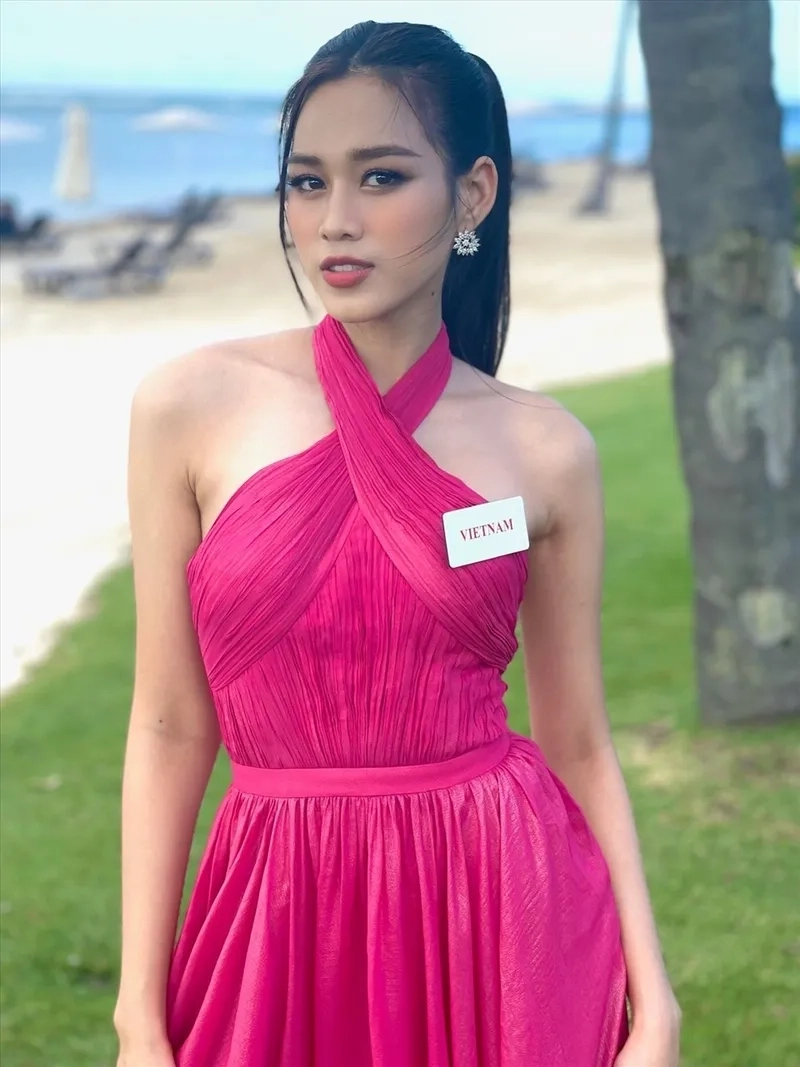  Đỗ Thị Hà mặc áo dài luôn thu hút mọi ánh nhìn từ khán giả