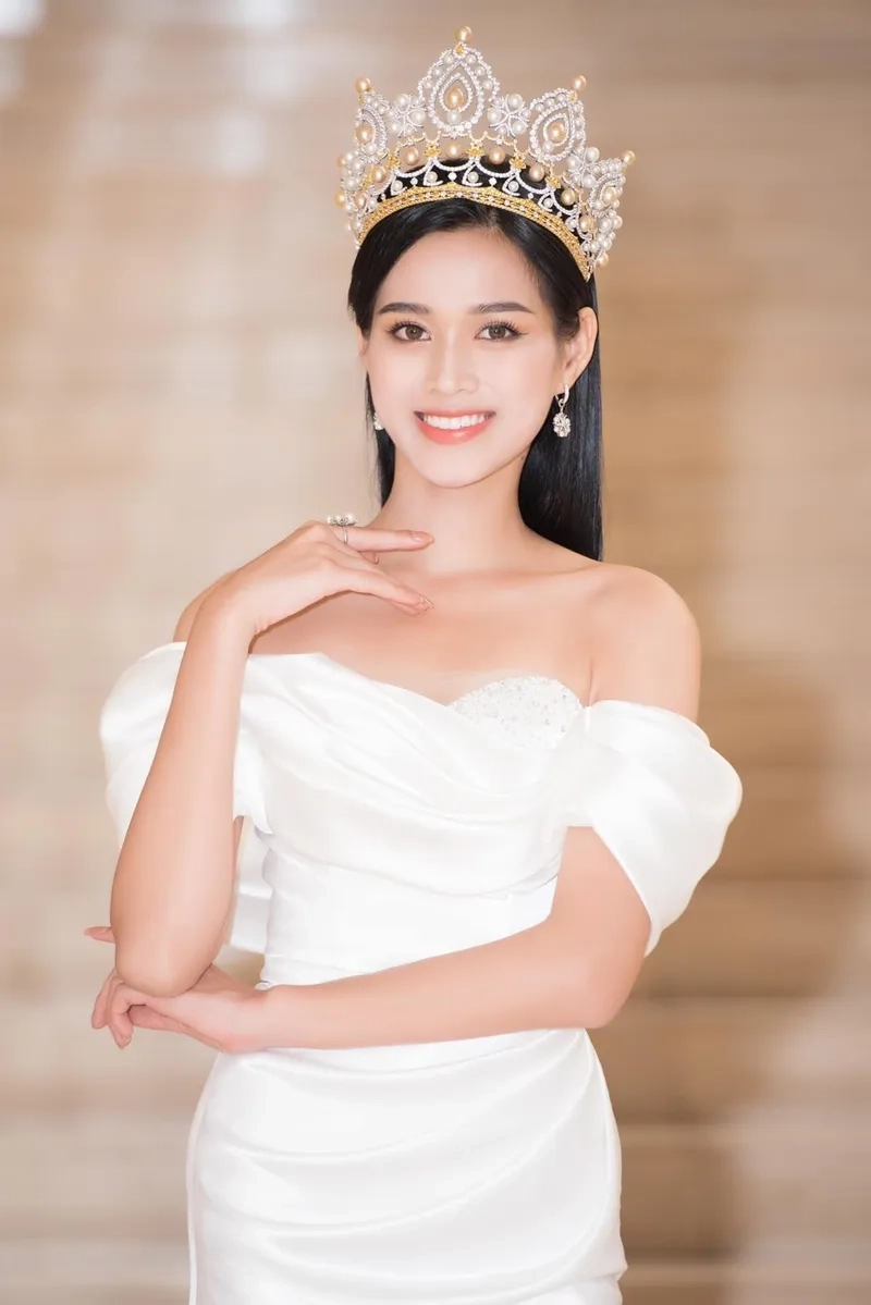 Đỗ Thi Hà bikini tỏa sáng với thần thái tự tin và nổi bật