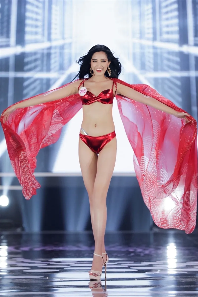  Bikini Đỗ Thị Hà tạo dấu ấn bởi sự tự nhiên và cuốn hút