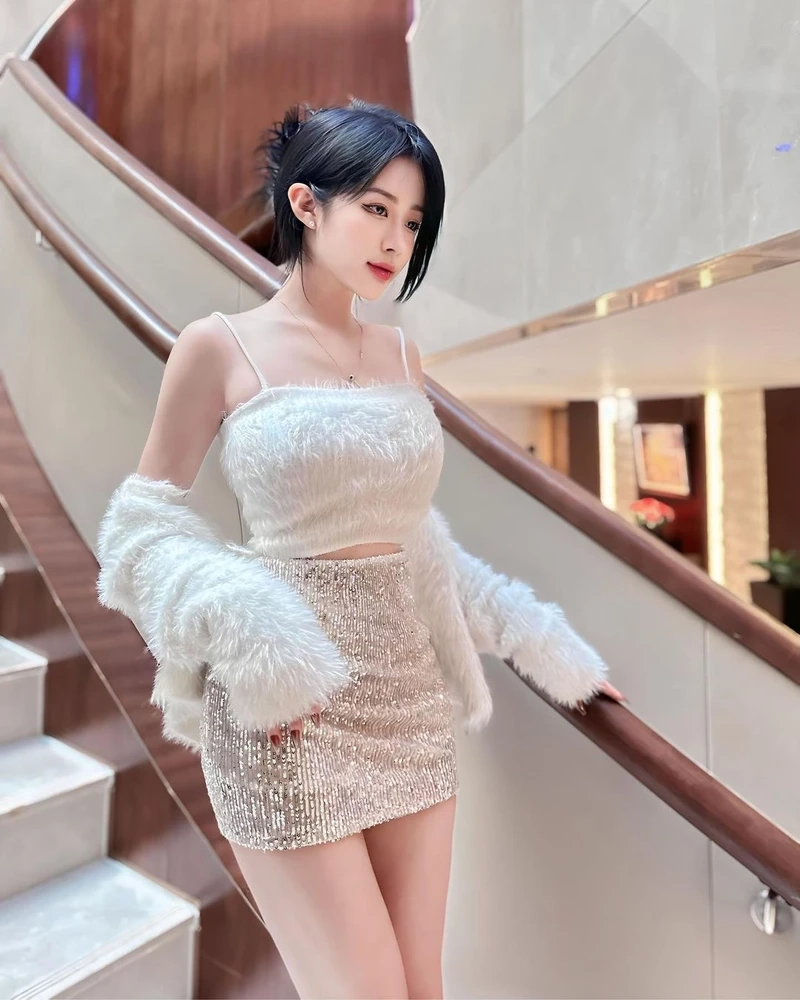 Gái xinh mặc váy trắng ngắn sexy với vẻ đẹp tươi mới và cuốn hút