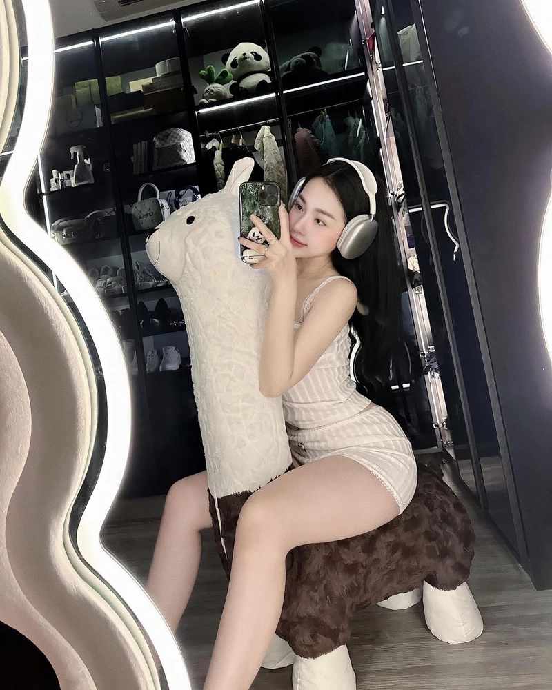 Gái xinh chụp ảnh sexy với thần thái gợi cảm và cuốn hút