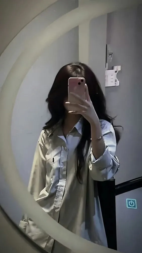 Gai xinh che mat trong ánh sáng dịu dàng
