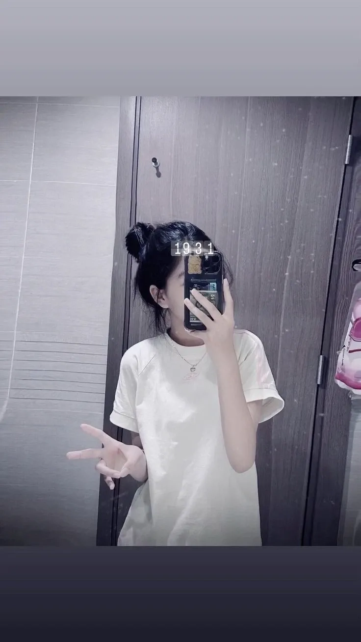 Gái xinh cute che mặt mang đến cảm giác thân thiện