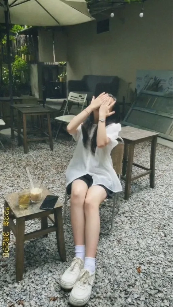 Gái đẹp che mặt ngầu với phong cách cá tính