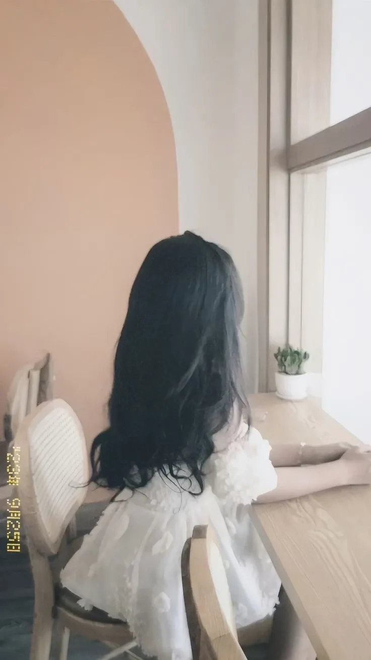 Hinh gai che mat với ánh sáng nhẹ nhàng