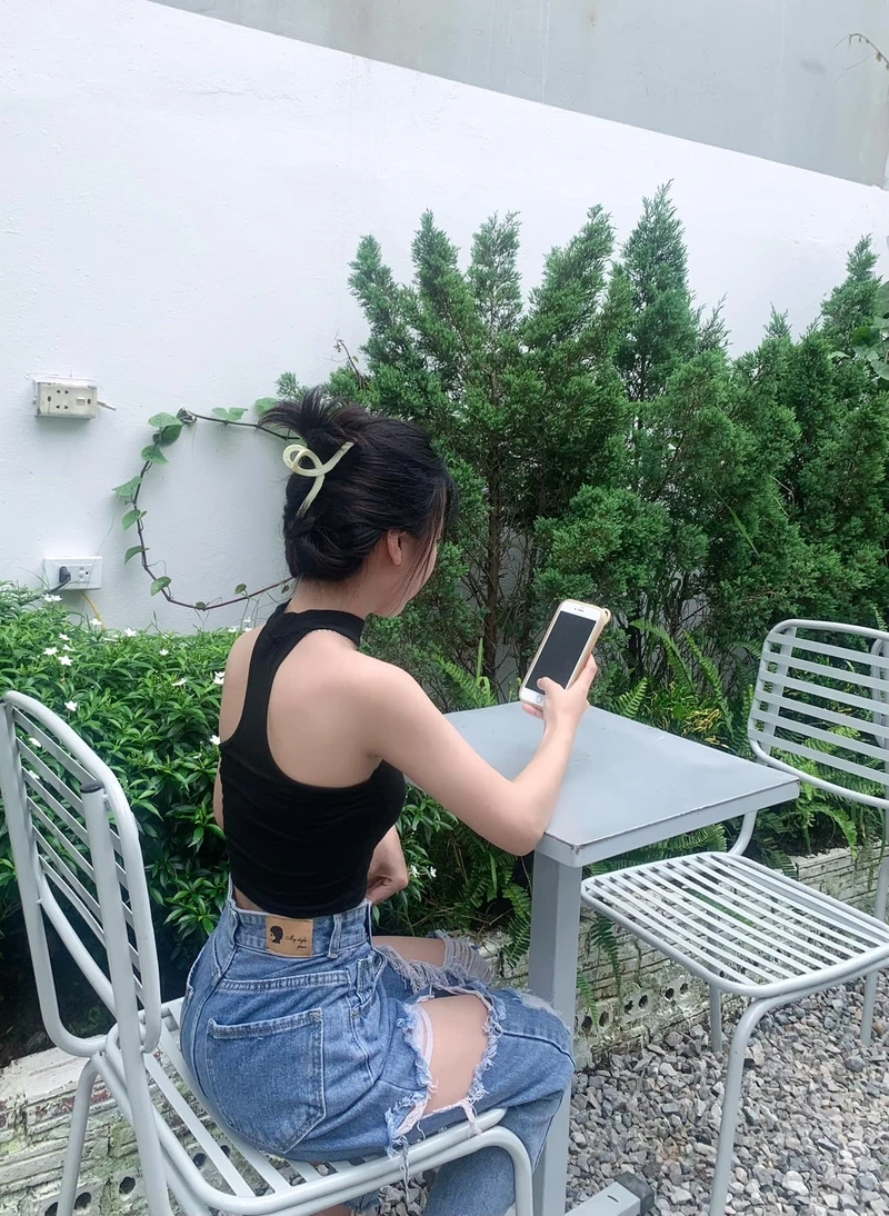 Gái xinh lớp 8 selfie, tạo dáng đáng yêu, rạng ngời và dễ thương