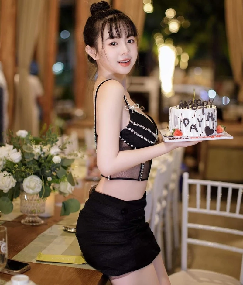 Hình ảnh gái mặc bikini thể hiện sự tự tin và cuốn hút đầy sức sống