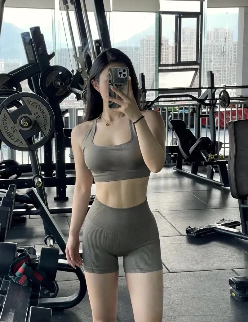 Gái xinh gym chăm chỉ tập luyện để giữ dáng thon gọn