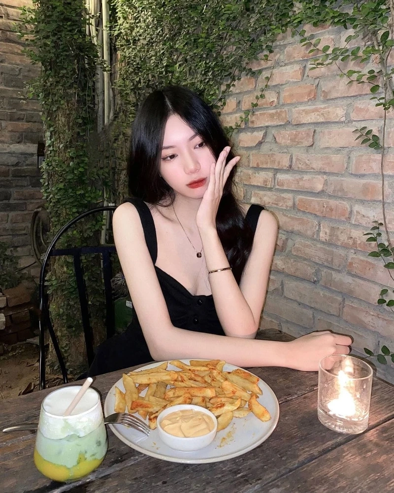 Tiktok cô gái xinh đẹp mang lại hình ảnh tràn đầy năng lượng và đáng yêu