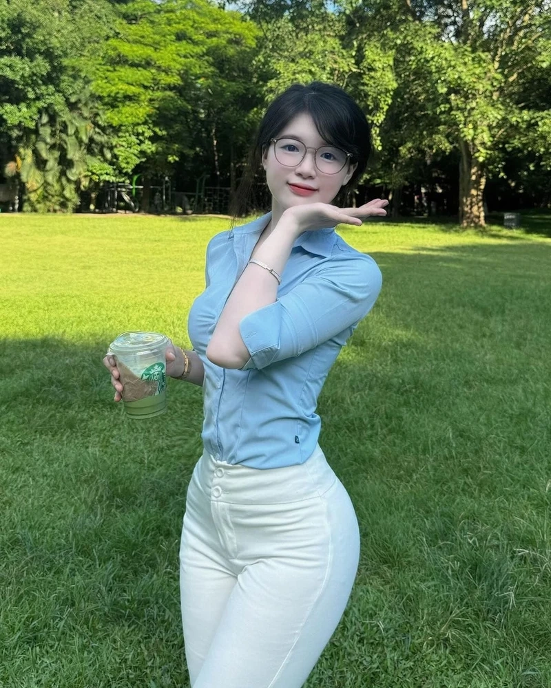 Gái xinh tik tok show hàng mang đến những hình ảnh thú vị cho người xem