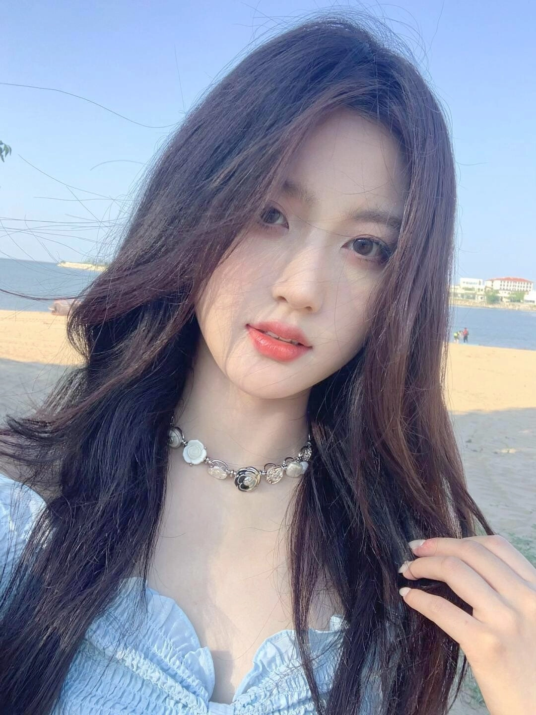 Tiktok gái xinh cute với nụ cười duyên dáng và ánh mắt lôi cuốn