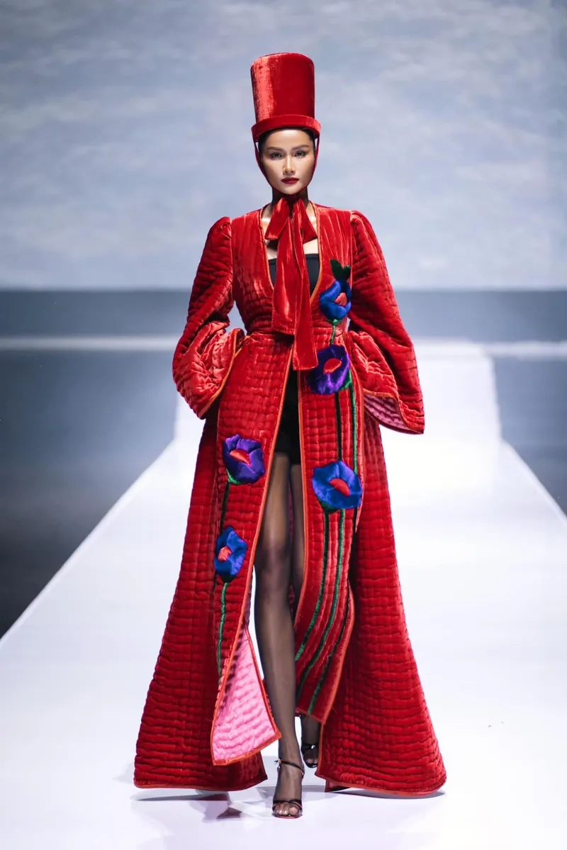 H hen nie evening gown giúp cô tỏa sáng tại các sự kiện quốc tế