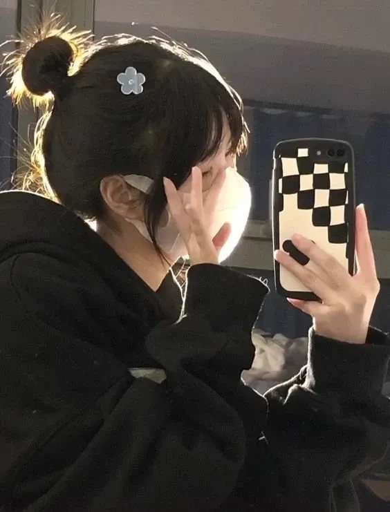Ảnh gái cute che mặt thể hiện nét dễ thương và đáng yêu