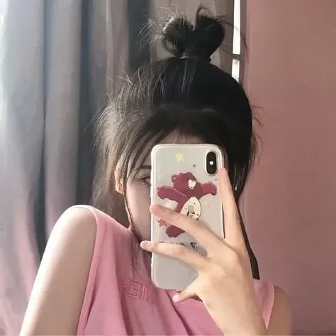 Ảnh con gái khóc che mặt ghi lại cảm xúc sâu lắng và ý nghĩa