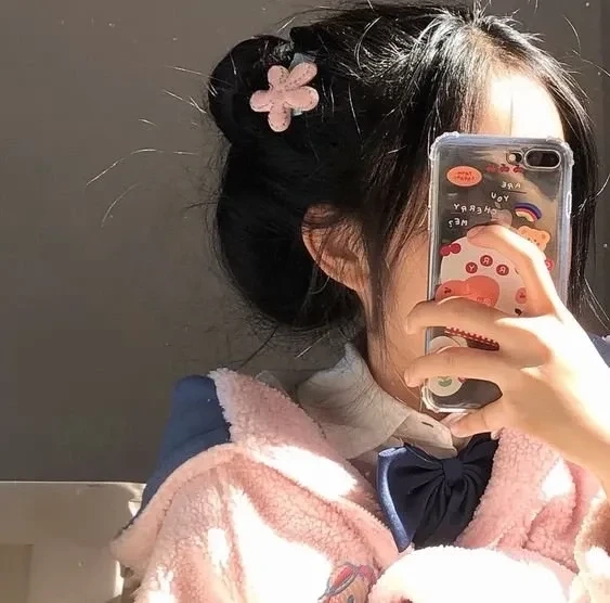 Ảnh gái xinh chụp trước gương che mặt tạo sự tự nhiên và tinh tế