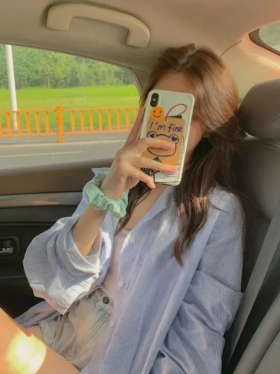Ảnh mạng gái xinh che mặt ghi lại khoảnh khắc tự nhiên và dịu dàng