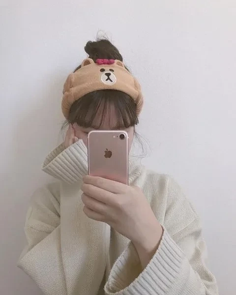 Hình ảnh con gái ngầu che mặt tạo nên nét cá tính mạnh mẽ
