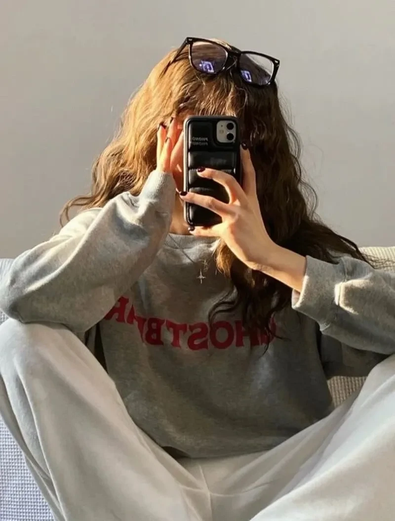 Hình ảnh con gái cute che mặt ghi lại khoảnh khắc đáng yêu