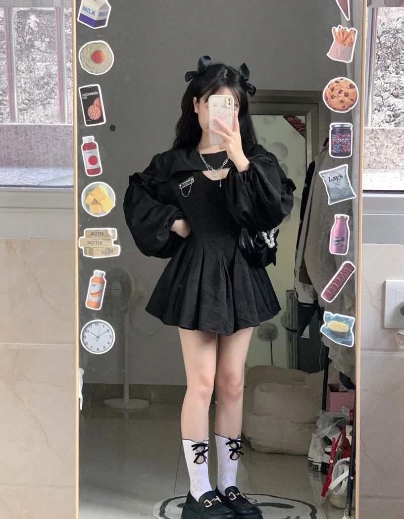 Hình ảnh gái cute che mặt tạo nên sự dễ thương và ngây thơ