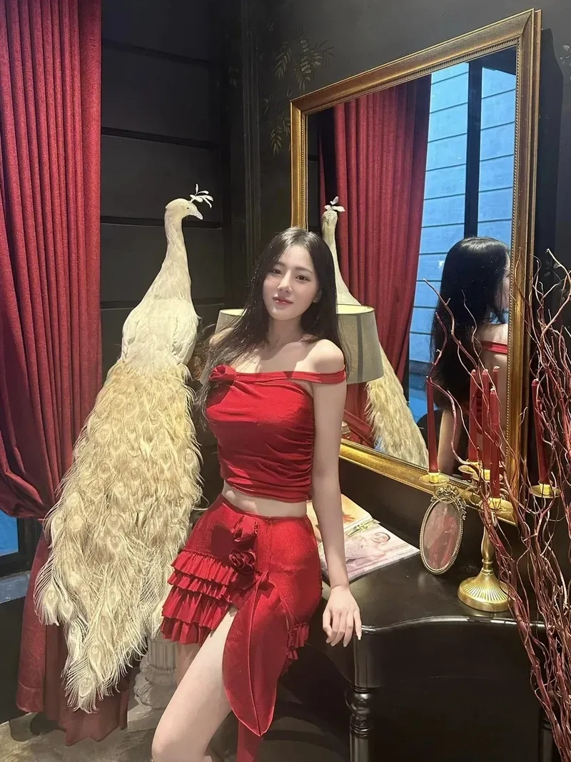 Hình nền gái xinh mặc bikini thể hiện thần thái tươi vui