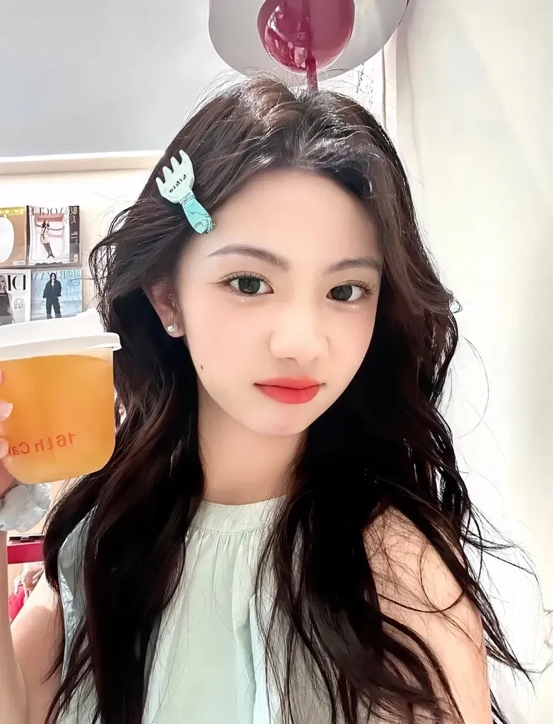 Ảnh avatar gái xinh nổi bật với thần thái nhẹ nhàng